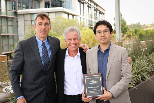 Cholsoon Jang (pictured right) holds his Excellence in Mentoring Basic Science Research Trainees award. Also pictured, standing next to Jang, is MMG Dept. Chair Klemens Hertel (middle) and Vice Dean of Basic Research, Geoff Abbott (left)
