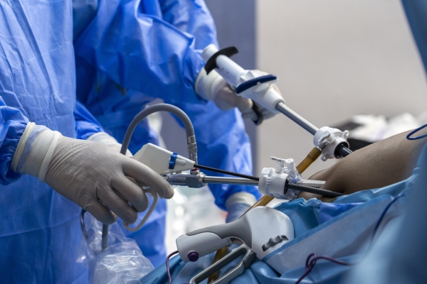 Surgeons performing bariatric laparoscopic surgery