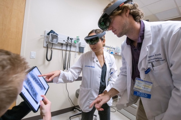 med students Emily Nguyen and Spencer Kozik use VR headsets during a case study