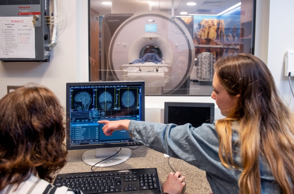 Michael Yassa group demonstrating MRI brain scan technology in FIBRE lab