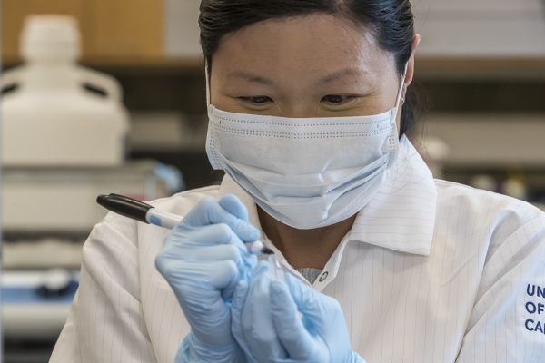 A student conducting research as part of the Anesthesiology Department Student Research Program