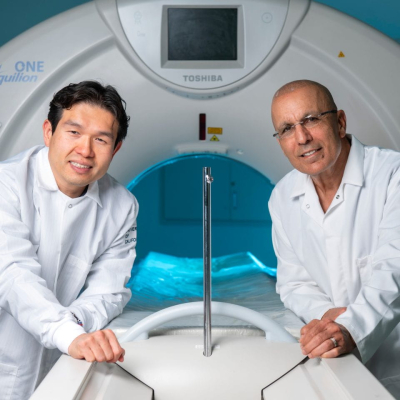 Cholsoon Jang and Sabee Molloi pose with high-end CT scanner. 