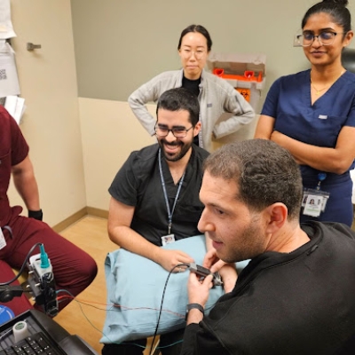 PMR - Residents Ultrasound an Arm - 354x512