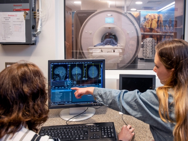 Michael Yassa group demonstrating MRI brain scan technology in FIBRE lab