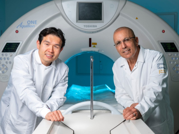 Cholsoon Jang and Sabee Molloi pose with high-end CT scanner. 