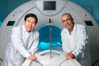 Cholsoon Jang and Sabee Molloi pose with high-end CT scanner. 