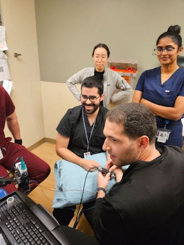 PMR - Residents Ultrasound an Arm - 354x512